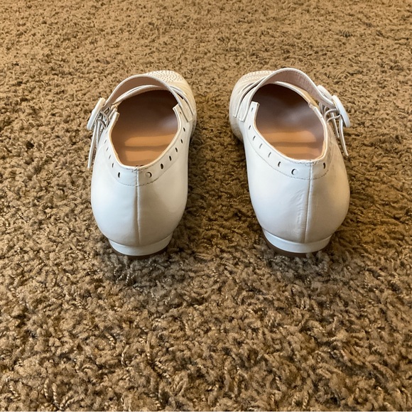 New with Box~Mod Shoes “Pippa” White Patent Leather Flat, Double Straps, Flower - Picture 6 of 12